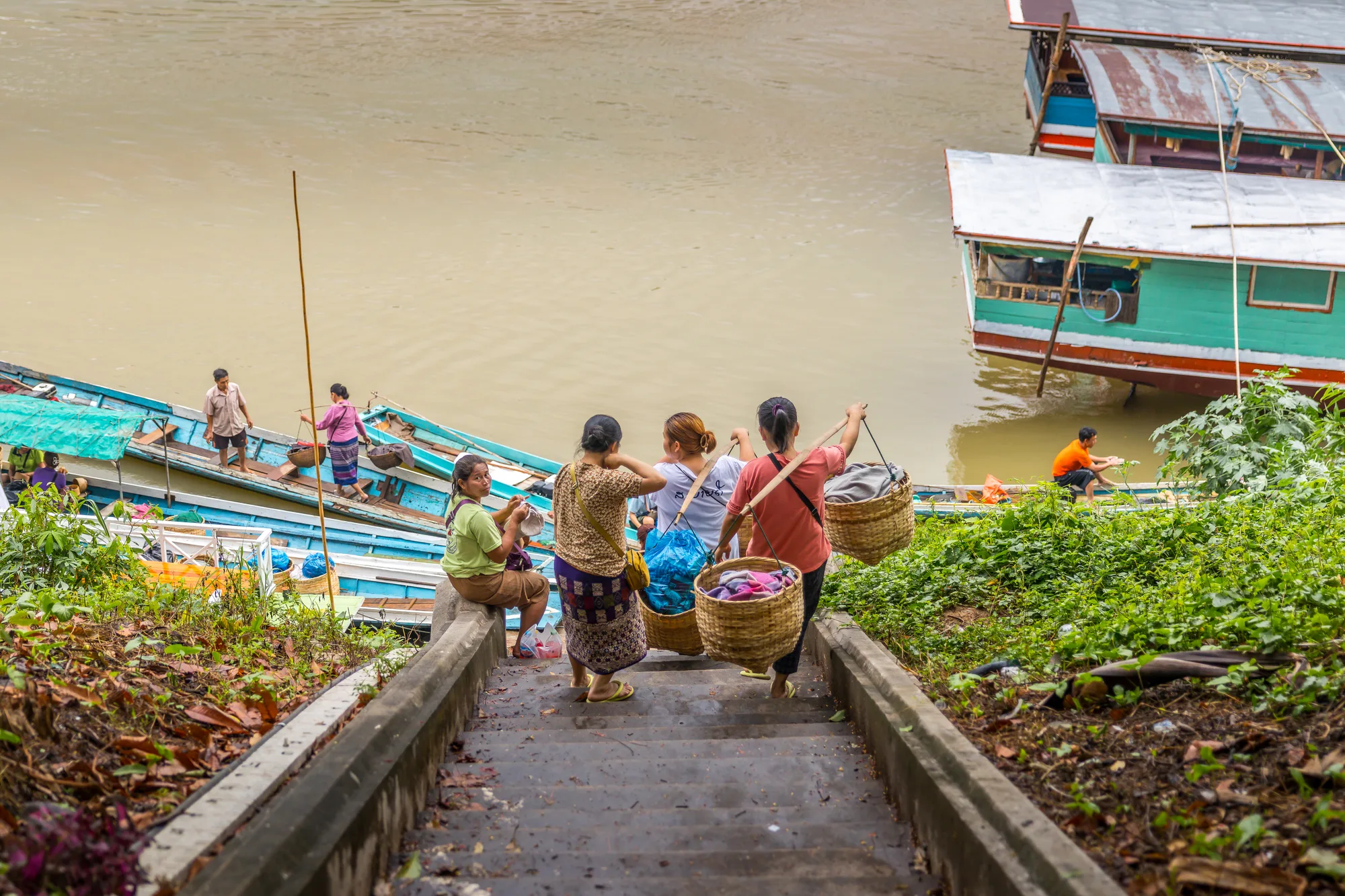Longboat journey along the Mekong River